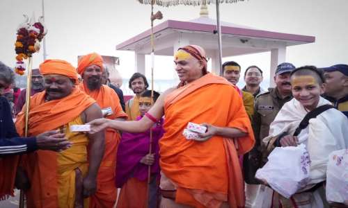 ज्योतिष्पीठाधीश्वर जगदागुरु शंकराचार्य अविमुक्तेश्वरानंदः सरस्वती '१००८' जी महाराज ने चंडी घाट पर गंगा पूजन कर किया शीतकालीन चार धाम यात्रा का श्री गणेश